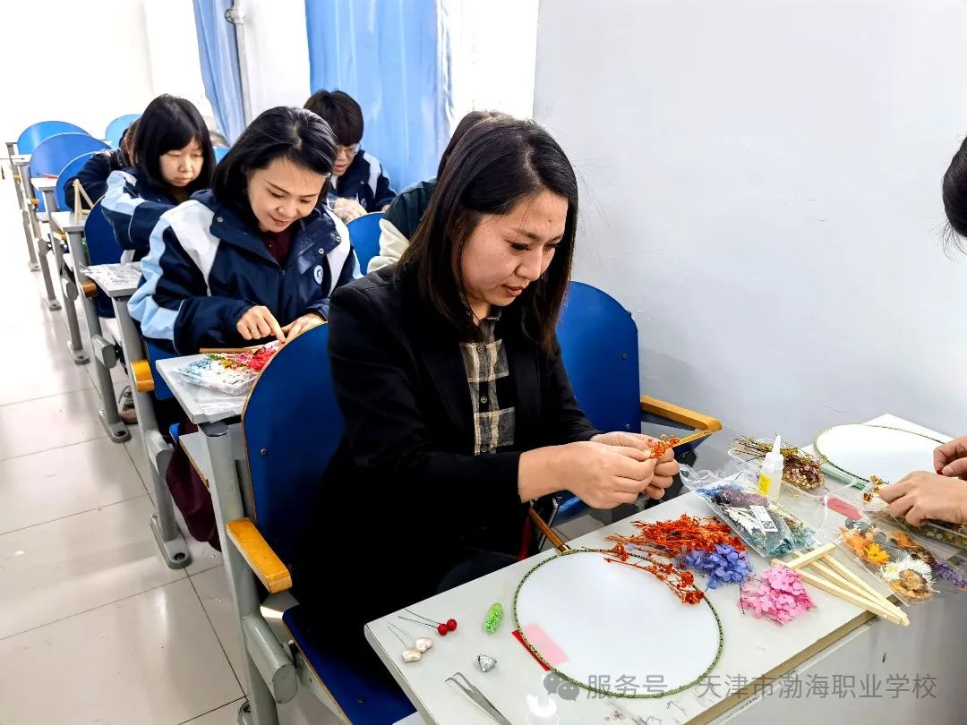 巧手繪團(tuán)扇  巾幗展芳華——女神節(jié)，致最美的“她”